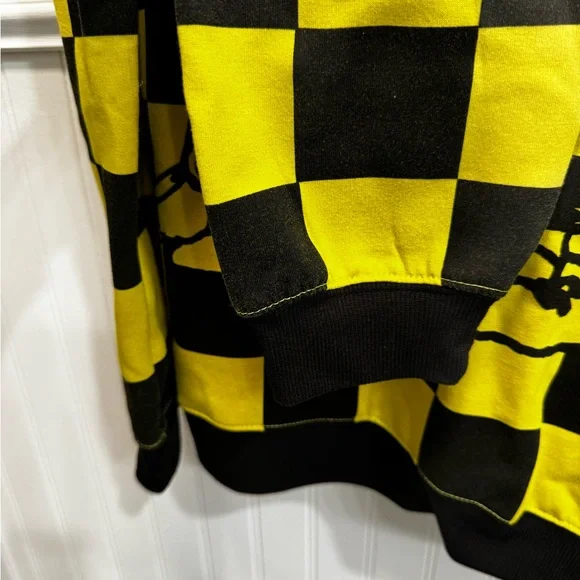 Peanuts Yellow and Black Hybrid Apparel - Picture 8 of 8